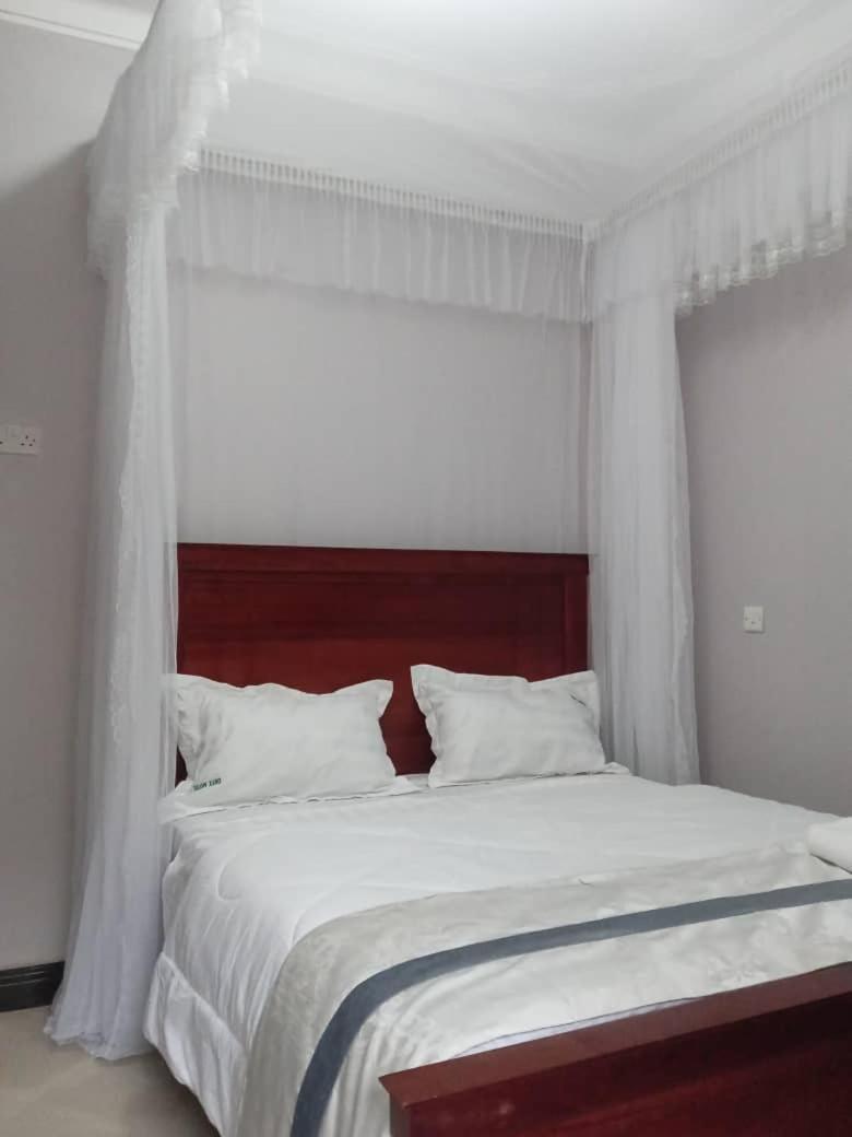 Onyx Motel And Suites Mbarara Bagian luar foto